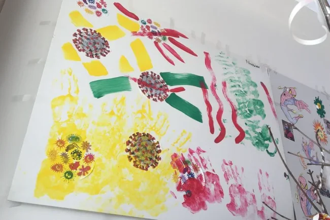 Les garderies se ruent sur l'art des enfants pour rembourser les dettes