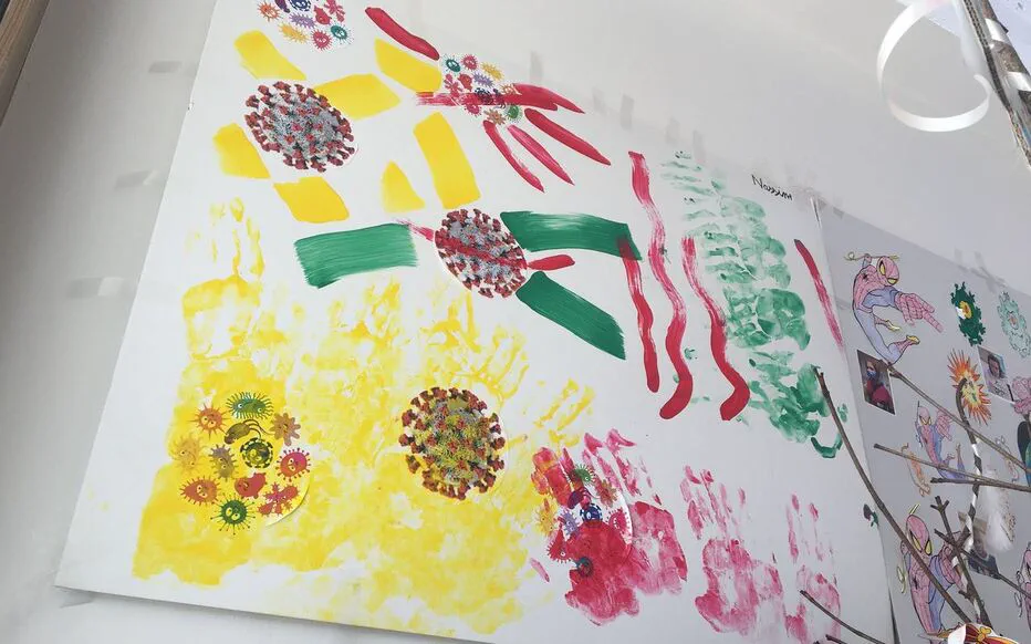 Les garderies se ruent sur l'art des enfants pour rembourser les dettes