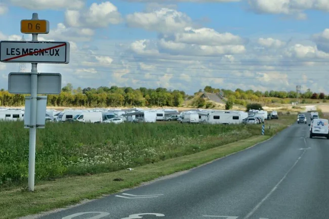 Les Mesneux : l'arrivée soudaine d'un camp de Tsiganes au coeur d'une controversé