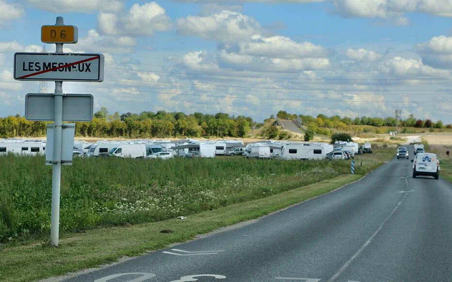 Les Mesneux : l'arrivée soudaine d'un camp de Tsiganes au coeur d'une controversé
