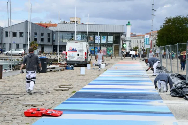 Les villes se mobilisent pour rendre visible le réchauffement climatique avec des frises colorées