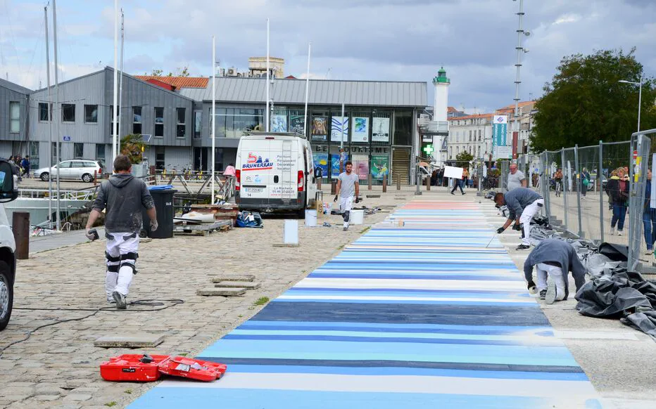Les villes se mobilisent pour rendre visible le réchauffement climatique avec des frises colorées
