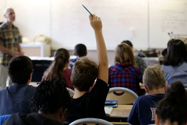 Nathan entre dans un nouveau monde : la première journée dans son uniforme