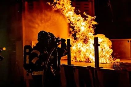 Quatre adolescentes décèdent dans un incendie criminel en Norvège