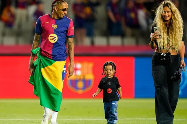 Raphinha contre-attaque : la colère d'un père face au snobisme à Disneyland Paris