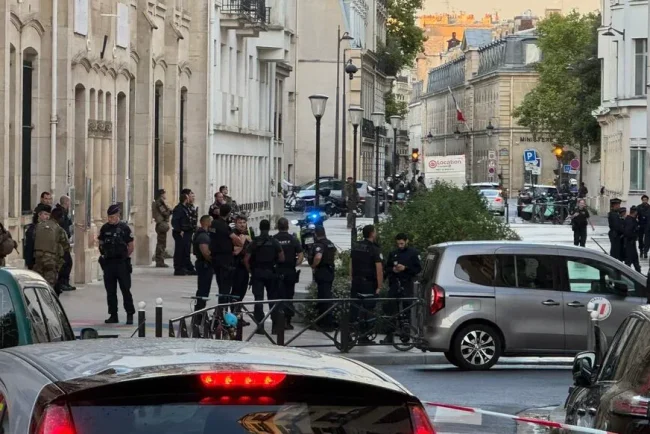 Scène terrifiante dans le quartier : un homme courant avec une arme menaçante et un blessé