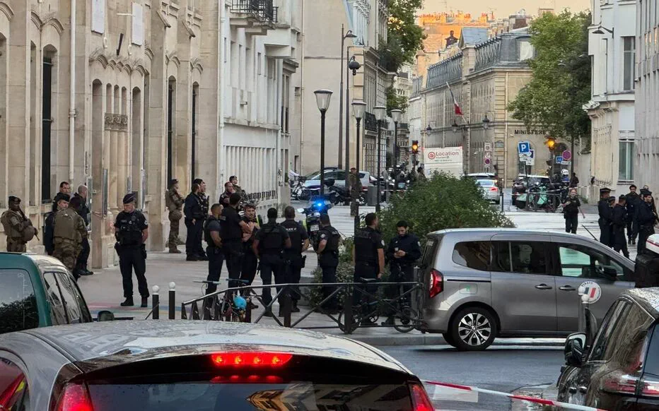 Scène terrifiante dans le quartier : un homme courant avec une arme menaçante et un blessé