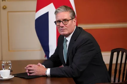 Starmer Réagit aux Manifestations d'extrême droite : Un Droit de Manifester Pacifiquement avec une Mise en Garde