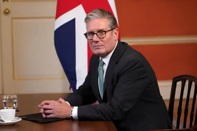 Starmer Réagit aux Manifestations d'extrême droite : Un Droit de Manifester Pacifiquement avec une Mise en Garde