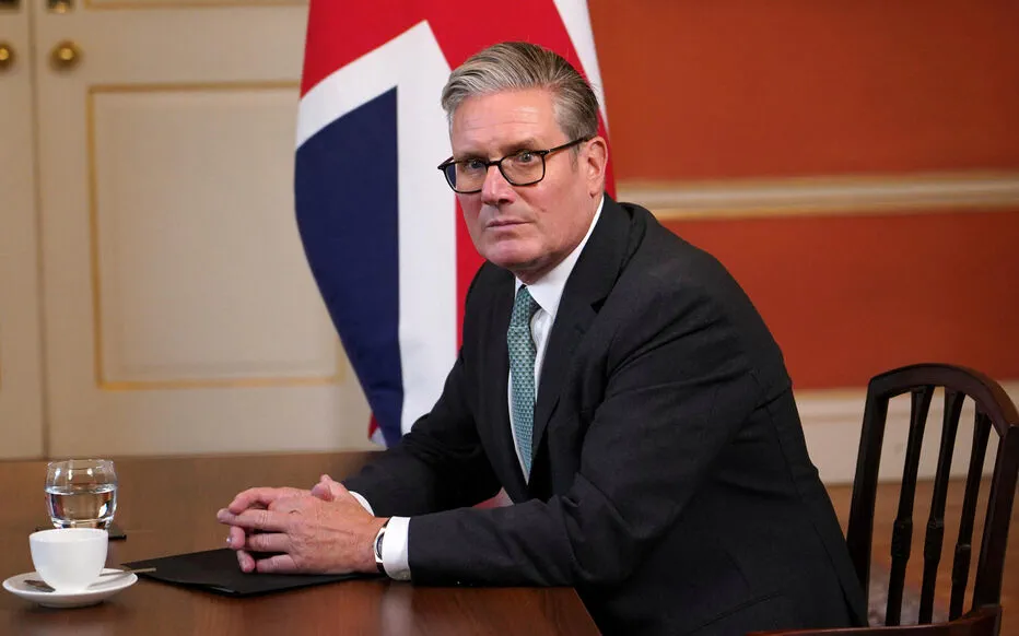 Starmer Réagit aux Manifestations d'extrême droite : Un Droit de Manifester Pacifiquement avec une Mise en Garde