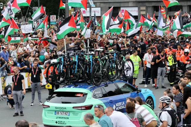 Tensions au Tour d'Espagne : les coureurs et les manifestants se font face