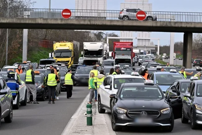 Un été d'agitation sociale : les services de renseignement français s'inquiètent de la montée des mobilisations