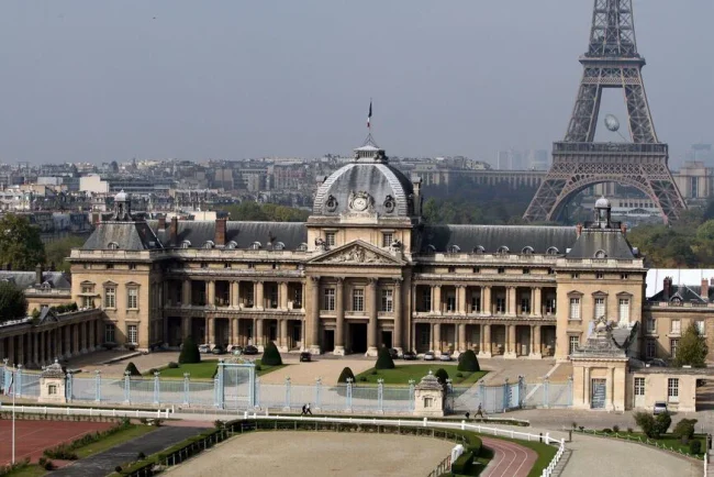 Un évènement inhabituel à l'École militaire : des ovnis au programme