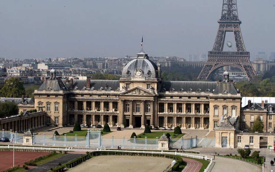 Un évènement inhabituel à l'École militaire : des ovnis au programme