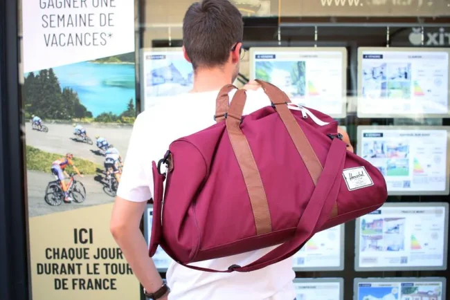 Un jeune homme quitte son foyer pour découvrir le monde