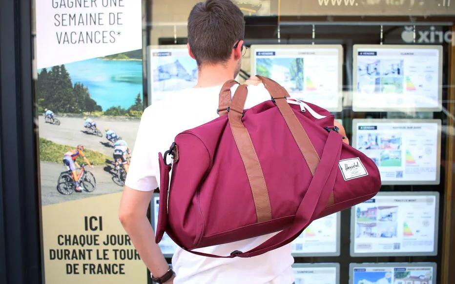 Un jeune homme quitte son foyer pour découvrir le monde