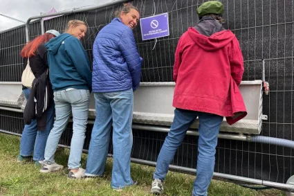 Une première fois unique : faire pipi debout à la Fête de l'Humanité