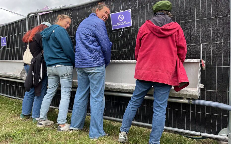 Une première fois unique : faire pipi debout à la Fête de l'Humanité