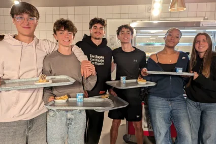 Un repas de famille avec une vue imprenable sur les Alpes
