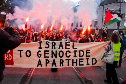 Des manifestants scandent « Free Palestine » lors d’une manifestation avant un match de football en Norvège