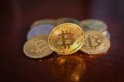 Krach du marché des cryptomonnaies : le Bitcoin chute de 15 % en 24 heures