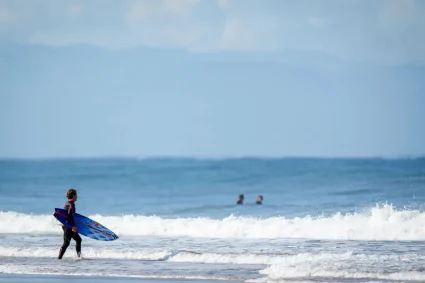 La Française Tya Zebrowski, à seulement 14 ans, se qualifie pour le Championship Tour de surf