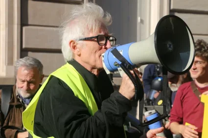 Les immeubles haussmanniens de la rue de la Trémouille se couvrent de poussière