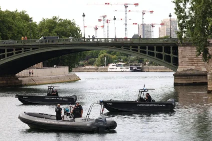 Cinq individus agressent et volent un homme sur le Pont d’Arcole à Paris