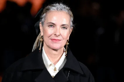 Carole Bouquet hospitalisée après un malaise sur scène lors de une représentation de « Le Professeur »