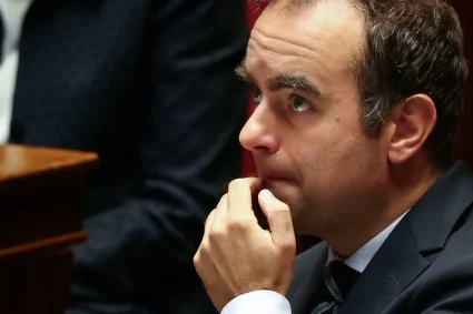 Le Premier ministre, Sébastien Lecornu, joue la carte du temps et des cotes politiques lors de discours contrastés