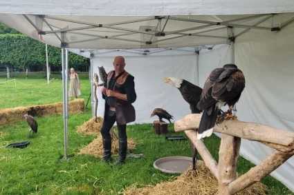 Les militants anti- spectacles de rapaces dénoncent leur asservissement lors des MédMoyenages