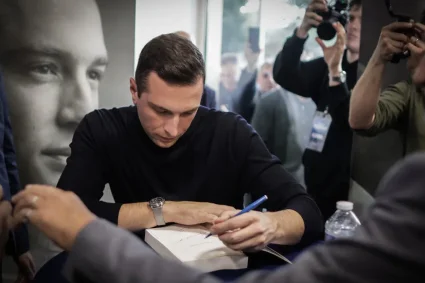 Les livres politiques s’accumulent dans les rayons des librairies au printemps