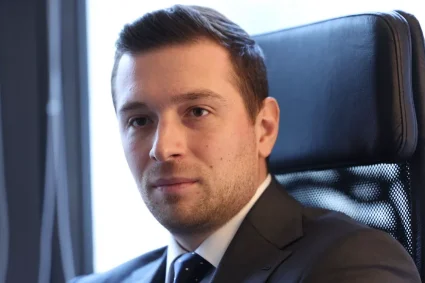 Jordan Bardella se confie sur sa vie personnelle et son succès auprès des jeunes militants
