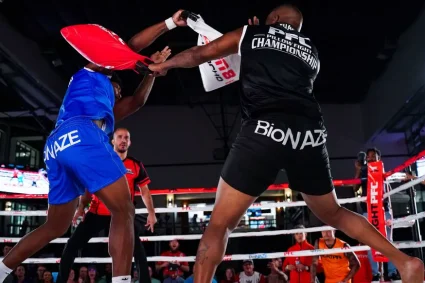 Le combat d’oreillers fait son entrée dans le monde du sport professionnel à Paris