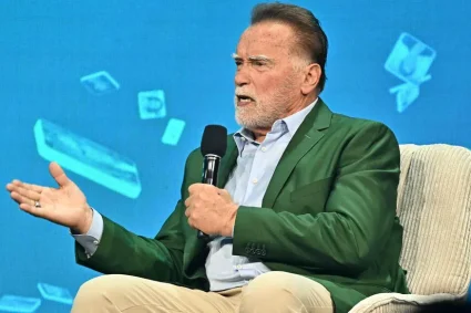 Arnold Schwarzenegger remercie les usagers des transports en commun de Vienne et les encourage à continuer à prendre les transports en commun pour protéger l’environnement.