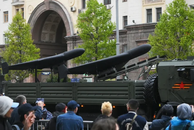 Les drones russes Geran frappent un train de transport ukrainien : une nouvelle tactique audacieuse