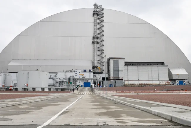 Problèmes électriques à la centrale nucléaire de Tchernobyl : des pics de tension perturbent l'isolation du quatrième bloc.