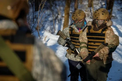 Les femmes militaires ukrainiennes remplacent les hommes déserters dans la région de Kharkiv