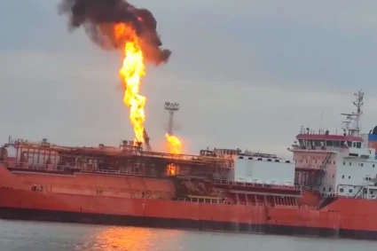 Un navire de cargaison en feu dans le port d’Odessa : la ville sous attaque